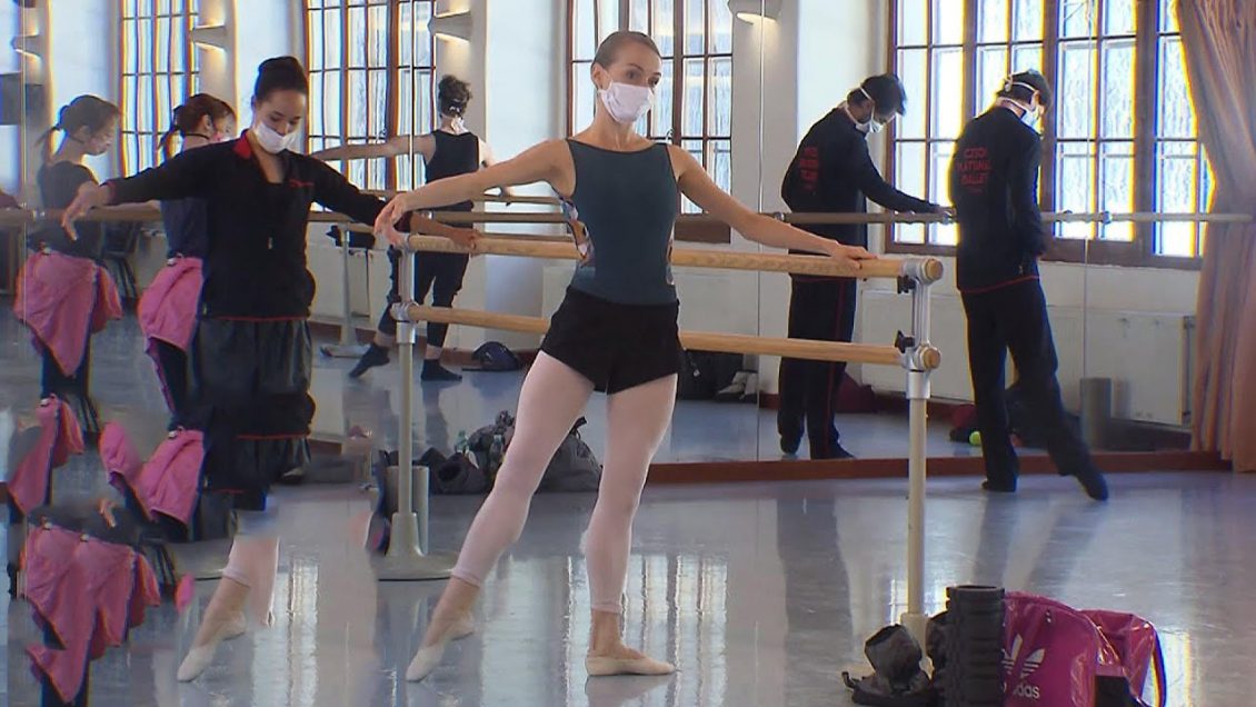 Czech National Ballet dancers return to work wearing face masks