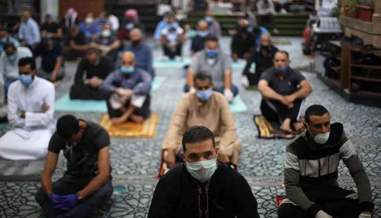 Egypt allows Friday prayers in major mosques