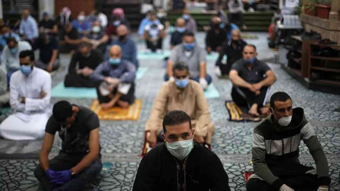 Egypt allows Friday prayers in major mosques