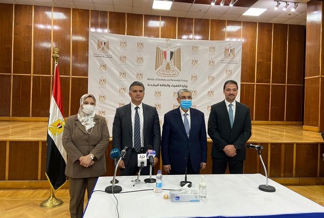 Egyptian Electricity Minister Mohamed Shaker with officials of the consortium