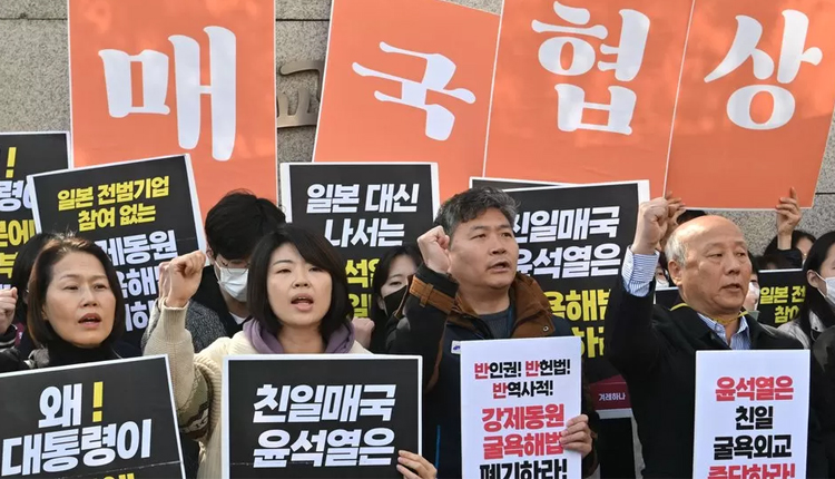 South Korean activists protesting on Monday in front of the foreign ministry in Seoul