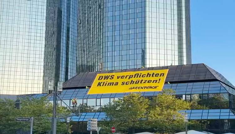 Greenpeace's Deutsche Bank banner, with "Force DWS to protect the climate" written in German