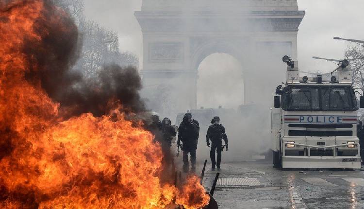 French riots in front of the Arch de Triomphe
